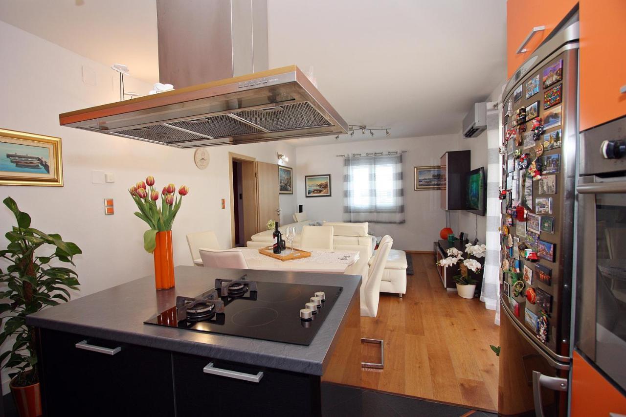 Apartment Petra Supetar Exteriör bild
